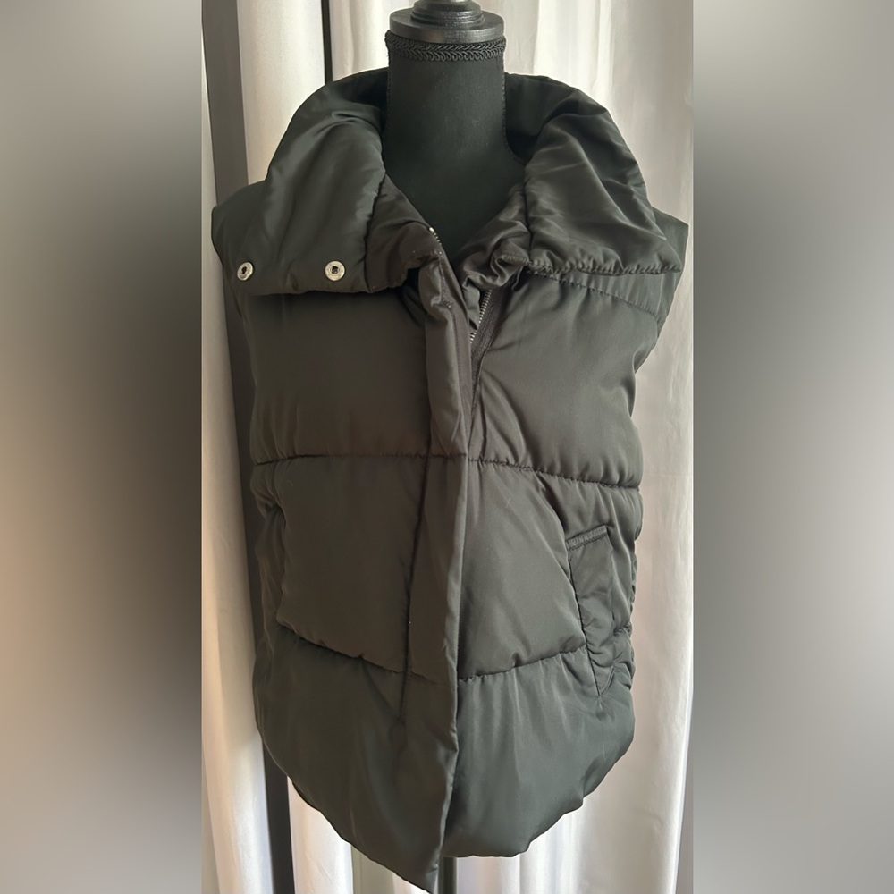 BDG oversized puffer vest. Black. Size XS